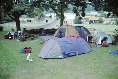 Zeltlager beim Aufbau